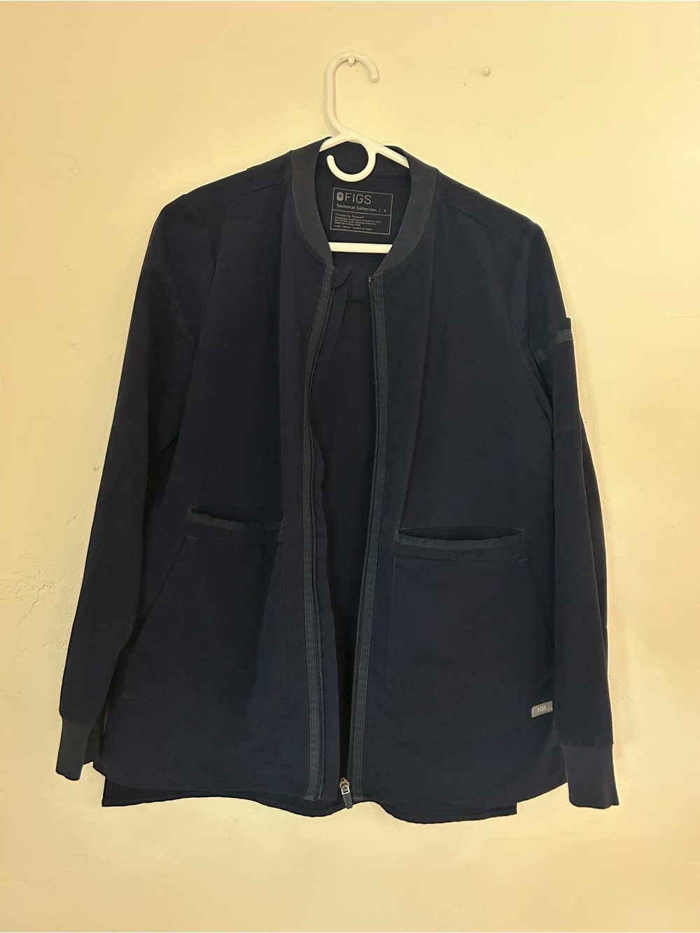 FIGS Women’s Bellery scrub Jacket- Navy